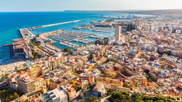 Comprar Vivienda Cerca del Aeropuerto de Alicante: Las Mejores Zonas para Vivir e Invertir